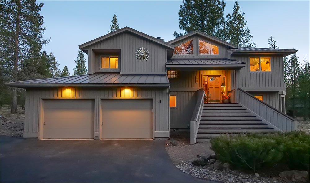 Great for family reunions, Central Oregon 3 Bedroom Sunriver vacation rental home sleeps 8!