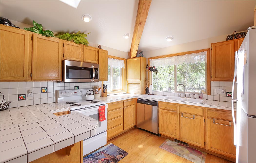 Sunriver electric kitchen fully equipped and ready for meals at home.