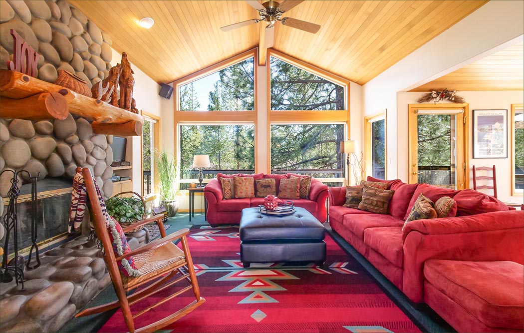 Large Sunriver vacation rentals livingroom.  Wonderful for large ski groups and family get togethers in Central Oregon!